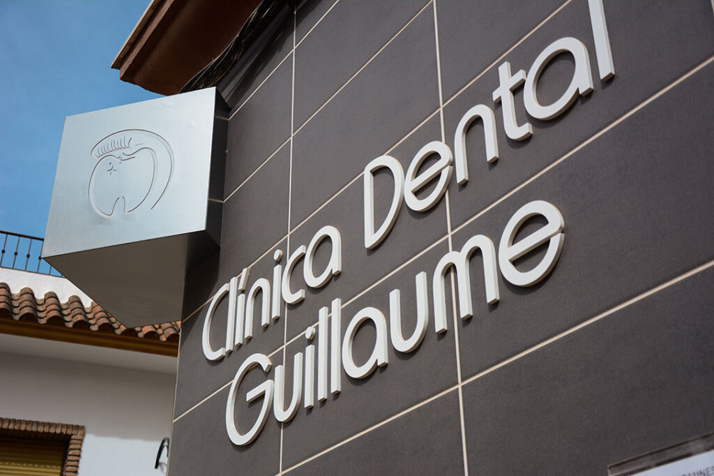 nuestra-clinica-dental-puente-genil-fachada